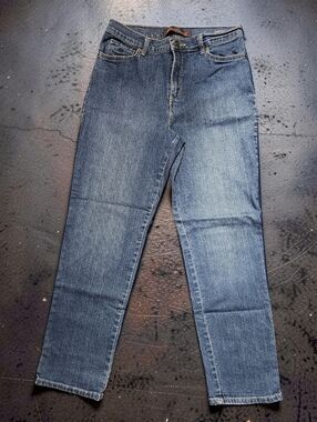GLORIA VANDERBILT Classic Women's Blue Denim Jeans. Size 10S 27inseam.